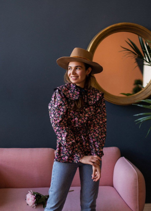 Kemeja berkerah lebar dan lengan bervolume